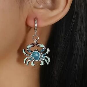 Womens Beautifully Detailed Crab Shaped Earrings. NWT